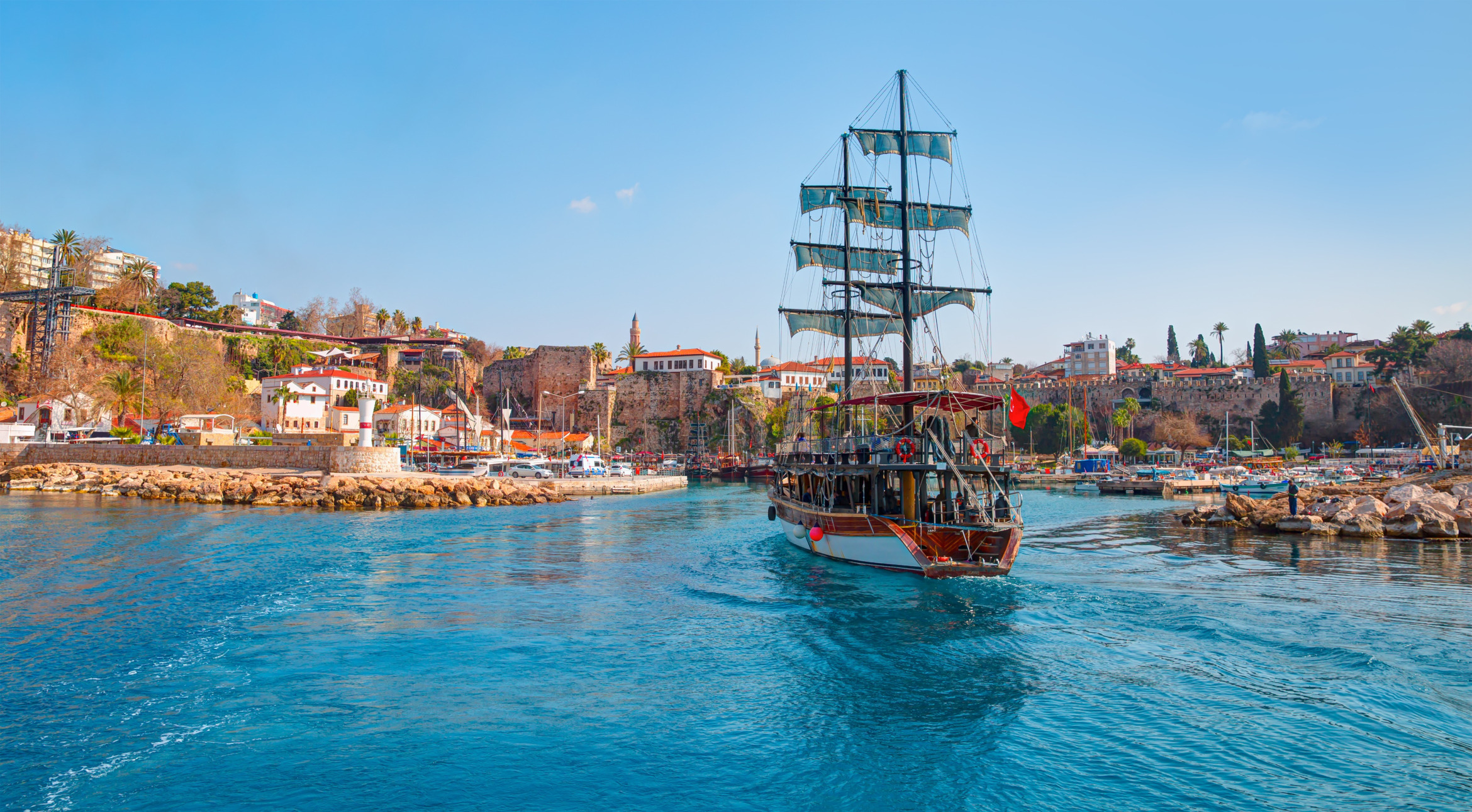 Ausflugsschiff in der Bucht von Kaleiçi in Antalya (Türkei); Detektei Antalya (Türkei), Detektiv Antalya (Türkei), Privatdetektiv Antalya (Türkei), Privatermittler Antalya (Türkei)