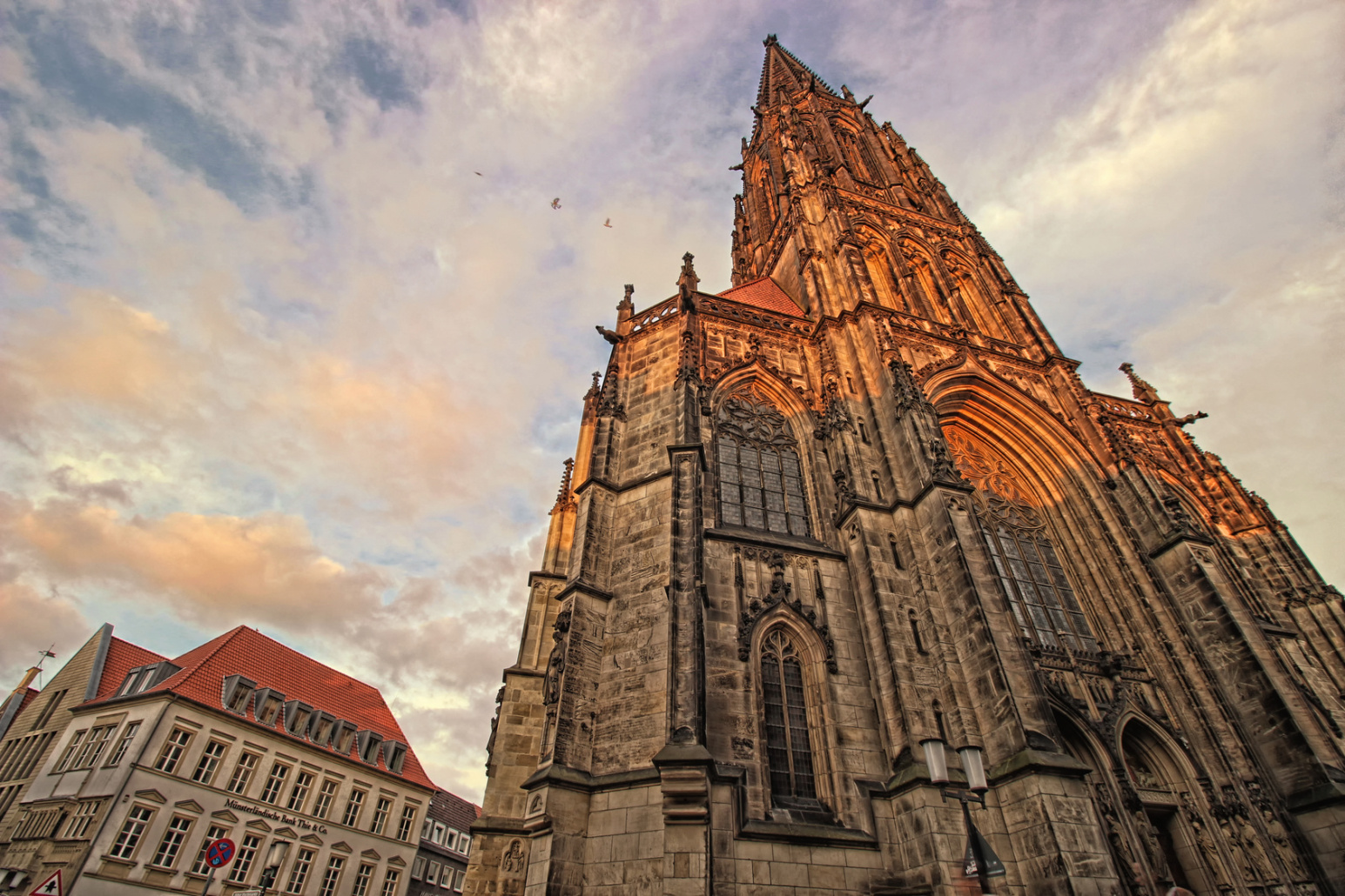 Lambertikirchplatz Münster an einem sonnigen Tag; Detektiv Münster, Privatdetektiv Münster, Privatdetektei Münster