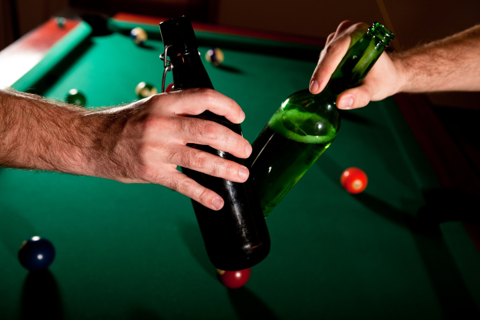 Billiardtisch, mit Bier anstoßen; Detektei Münster, Detektiv Westfalen, Privatdetektiv Münster